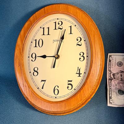 INGRAHAM WOOD FRAMED OVAL WALL CLOCK, BATTERY OPERATED, WORKS!