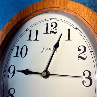 INGRAHAM WOOD FRAMED OVAL WALL CLOCK, BATTERY OPERATED, WORKS!