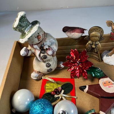 ASSORTMENT OF CHRISTMAS DECORATIONS: BULBS, FIGURINES, TAGS, GARLAND, ETC.
