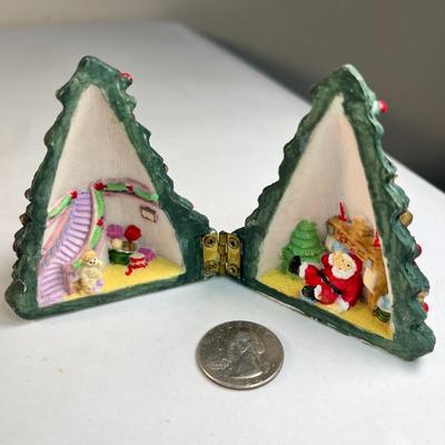CLAMSHELL CHRISTMAS TREE FIGURINE WITH LIVING ROOM SCENE INSIDE