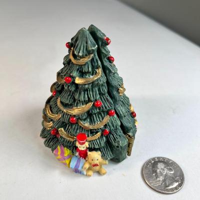 CLAMSHELL CHRISTMAS TREE FIGURINE WITH LIVING ROOM SCENE INSIDE