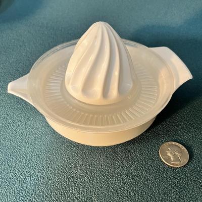 WHITE PLASTIC CITRUS REAMER WITH POUR SPOUT