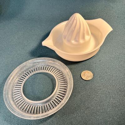 WHITE PLASTIC CITRUS REAMER WITH POUR SPOUT