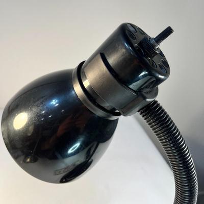 BLACK METAL FLEXIBLE ARM DESK LAMP WITH TRAY IN BASE