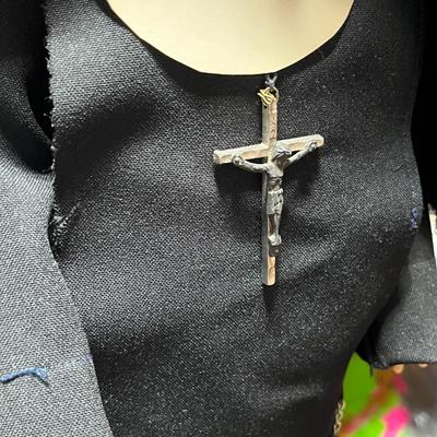 1969 IDEAL TOY CORP "NUN" DOLL FIGURE WITH STAND, ROSARY, CROSS