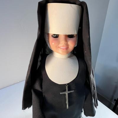 1969 IDEAL TOY CORP "NUN" DOLL FIGURE WITH STAND, ROSARY, CROSS