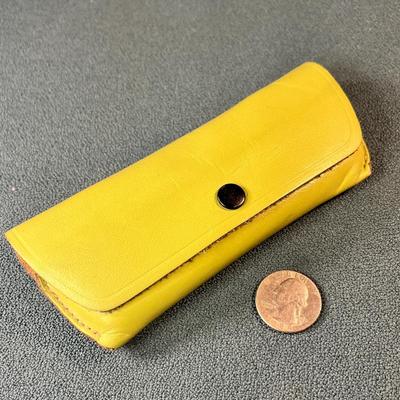 VINTAGE LIGHT GREEN LEATHER EYEGLASS HOLDER CASE WITH FABRIC CLEANING CLOTH