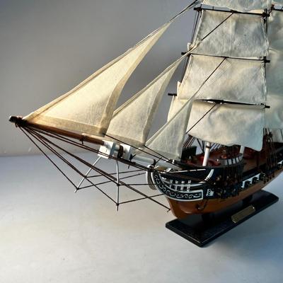 U.S.S. CONSTITUTION MODEL SAILING SHIP 