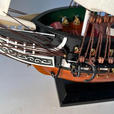 U.S.S. CONSTITUTION MODEL SAILING SHIP 
