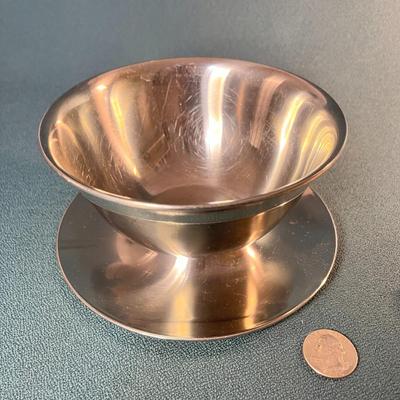 ONEIDA STAINLESS STEEL SERVING BOWL WITH BUILT IN PLATE BASE