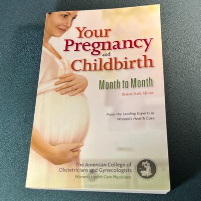 "YOUR PREGNANCY AND CHILDBIRTH- MONTH TO MONTH" BOOK by AMER. COLLEGE OF OB'S AND GYNECOLOGISTS