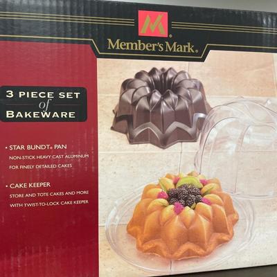 New in box 3 piece star bundt pan