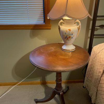 Floral porcelain lamp and round table