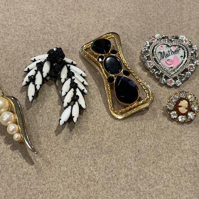 5 vintage Brooches