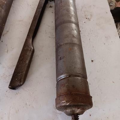 Two grease guns - Varcon