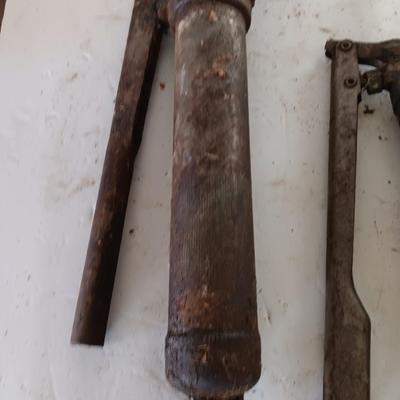 Two grease guns - Varcon