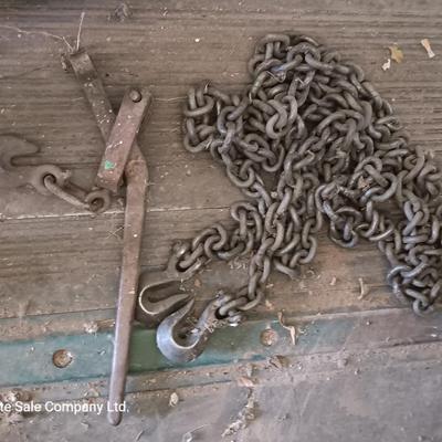 Approx. 20 ' chain with two hooks and a chain binder