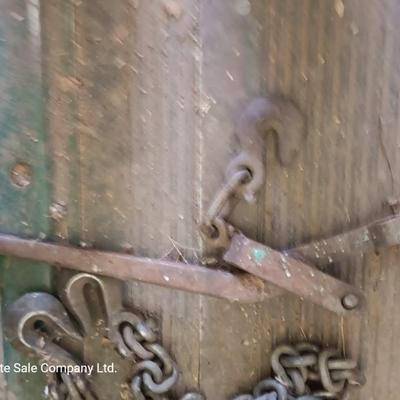 Approx. 20 ' chain with two hooks and a chain binder
