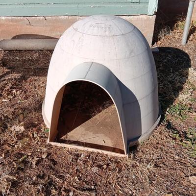 Igloo style DOGLOO Doghouse - outdoor animal shelter