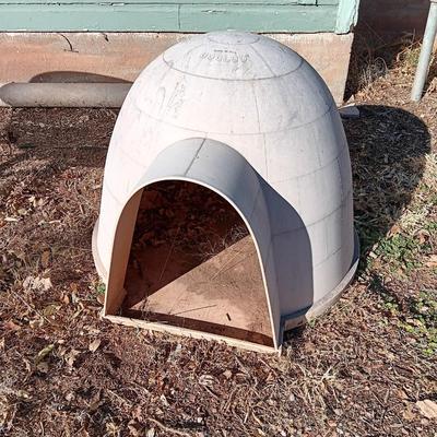 Igloo style DOGLOO Doghouse - outdoor animal shelter