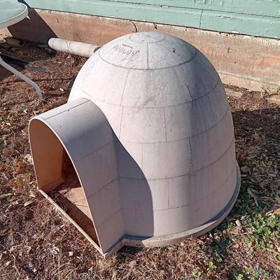 Igloo style DOGLOO Doghouse - outdoor animal shelter