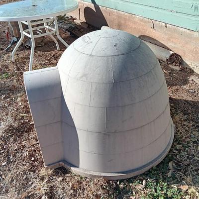 Igloo style DOGLOO Doghouse - outdoor animal shelter