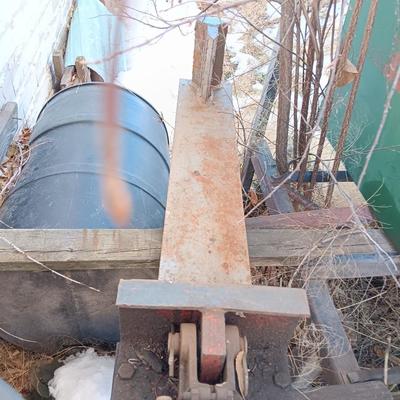 Brave 3-point Hydraulic log splitter.