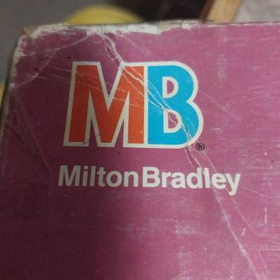 VINTAGE "MALL MADNESS" BOARD GAME BY MILTON BRADLEY