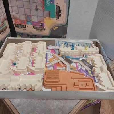 VINTAGE "MALL MADNESS" BOARD GAME BY MILTON BRADLEY