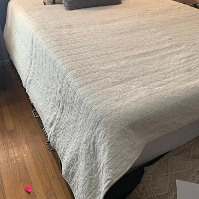 Neutral Toned Accent Pillows with Bedspread & More (B1-HS)