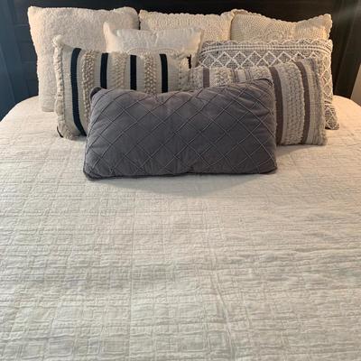 Neutral Toned Accent Pillows with Bedspread & More (B1-HS)