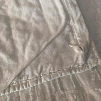 Neutral Toned Accent Pillows with Bedspread & More (B1-HS)