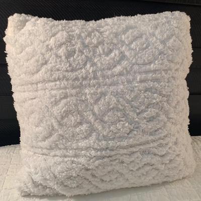 Neutral Toned Accent Pillows with Bedspread & More (B1-HS)