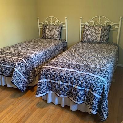 Two Twin Beds with Bedding (B1-HS)