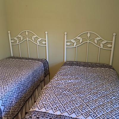 Two Twin Beds with Bedding (B1-HS)