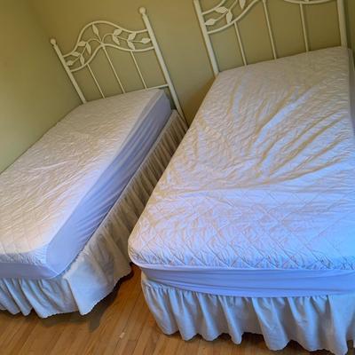 Two Twin Beds with Bedding (B1-HS)
