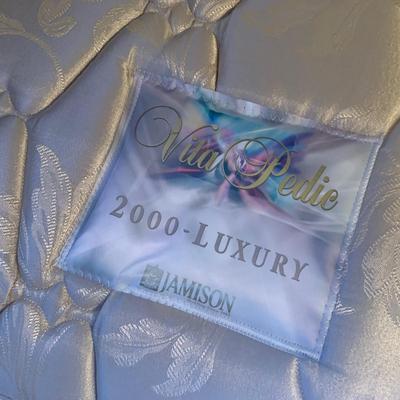 Two Twin Beds with Bedding (B1-HS)