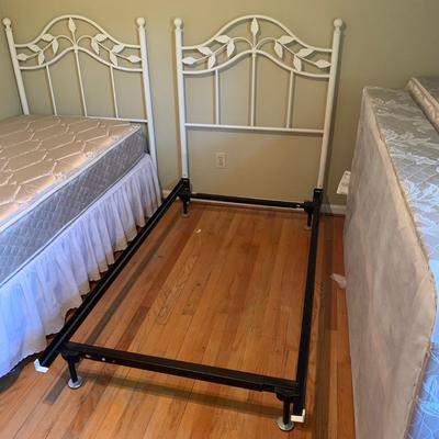 Two Twin Beds with Bedding (B1-HS)