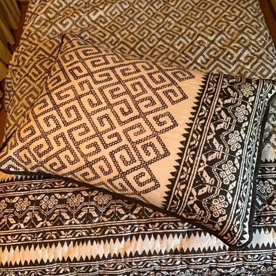 Two Twin Beds with Bedding (B1-HS)