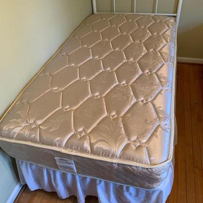 Two Twin Beds with Bedding (B1-HS)