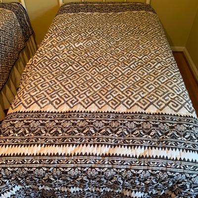 Two Twin Beds with Bedding (B1-HS)