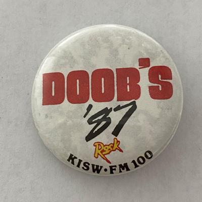 Doob's 87 radio station vintage pin