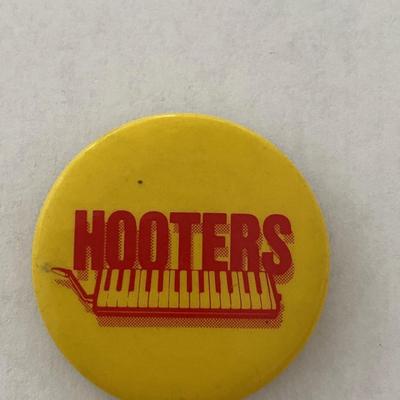 Hooters vintage pin