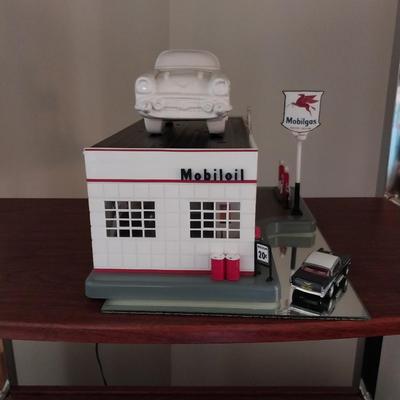 VERY DETAILED MOBIL MODEL GAS STATION THAT LIGHTS UP