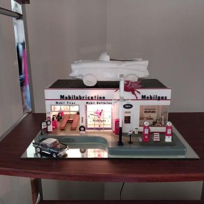 VERY DETAILED MOBIL MODEL GAS STATION THAT LIGHTS UP