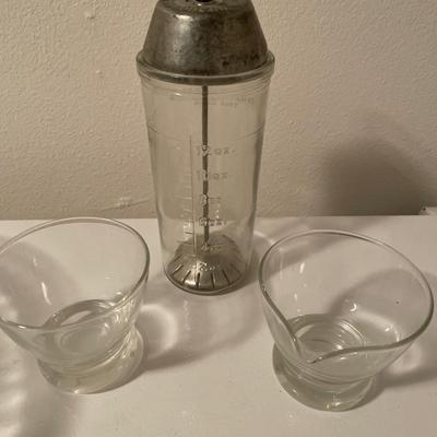 Large Pyrex bowl glass liquid measuring