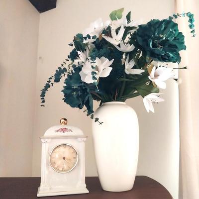 PRETTY TABLE CLOCK AND CERAMIC VASE WITH FLOWERS