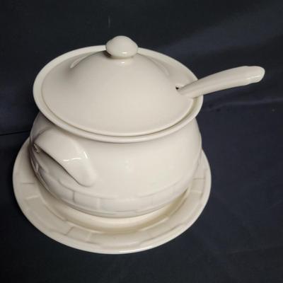 Longaberger Pottery Soup Tureen & Place Settings (BS2-DW)