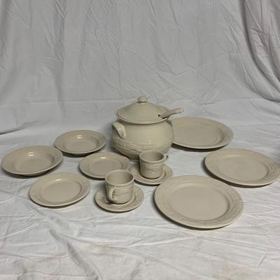 Longaberger Pottery Soup Tureen & Place Settings (BS2-DW)