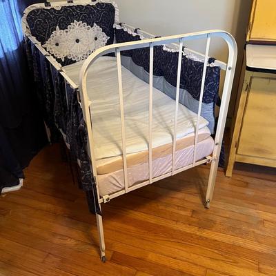 Vintage Metal Crib Bed with Bumpers & Mattress (B2-RG)